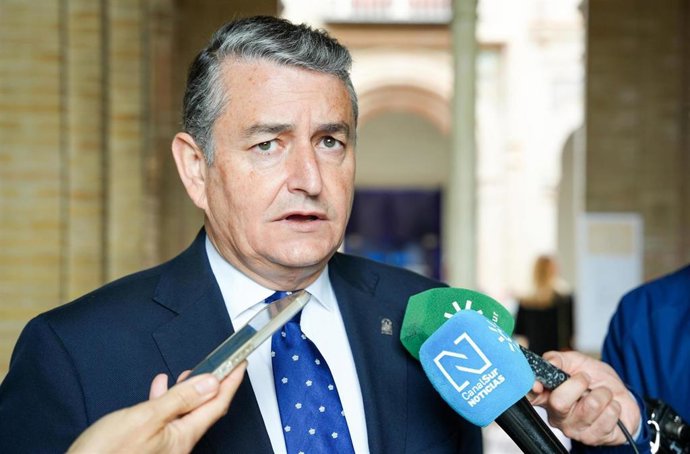 El consejero de la Presidencia, Interior, Diálogo Social y Simplificación Administrativa, Antonio Sanz, atiende a los medios en Sevilla.
