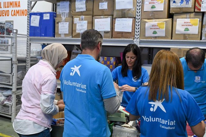 Archivo - Voluntarios de CaixaBank.