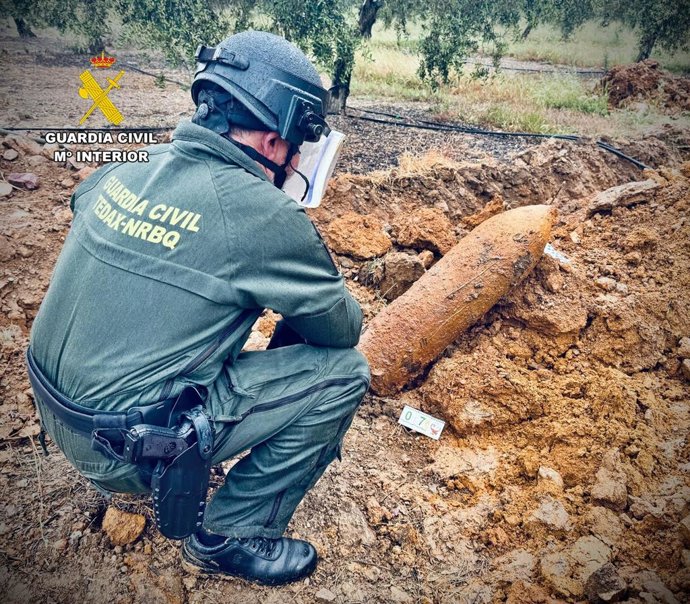 Um agente da Guardia Civil analisa explosivos.