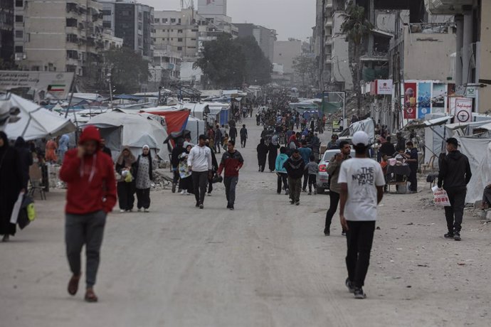 30 April 2025, Palestinian Territories, Gaza: Palestinians walk amidst dust during a sand storm in Gaza City. The UN food agency, one of the main providers of food assistance in the besieged Palestinian territory said on April 25 it had "delivered its las