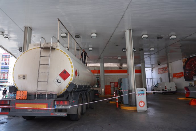Un camión cisterna rellena el combustible de los depósitos de una gasolinera de Sevilla. A 29 de abril de 2025 en Sevilla, Andalucía (España).