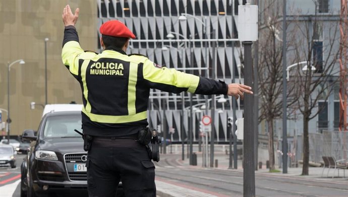 Archivo - Bilbao 06-03-2017 Reportaje Area de Seguridad Ayuntamiento de Bilbao.  Policía Municipal de Bilbao Udaltzaingoa regulando el tráfico en las cercanías de Termibus  MITXI