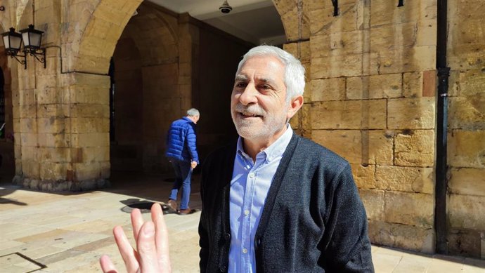 Archivo - El portavoz de IU-Convocatoria por Oviedo, Gaspar Llamazares.