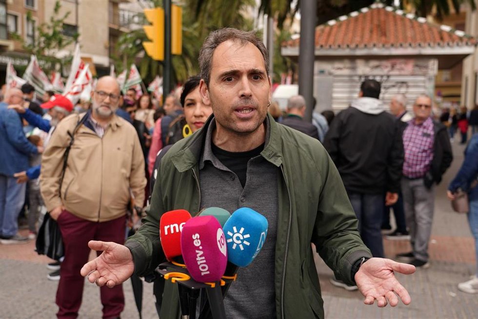 El coordinador de IU Andalucía y diputado en el Congreso, Toni Valero, atiende a los medios antes del inicio de la manifestación con motivo del 1 de Mayo. A 01 de mayo de 2025, en Málaga. (Foto de archivo).