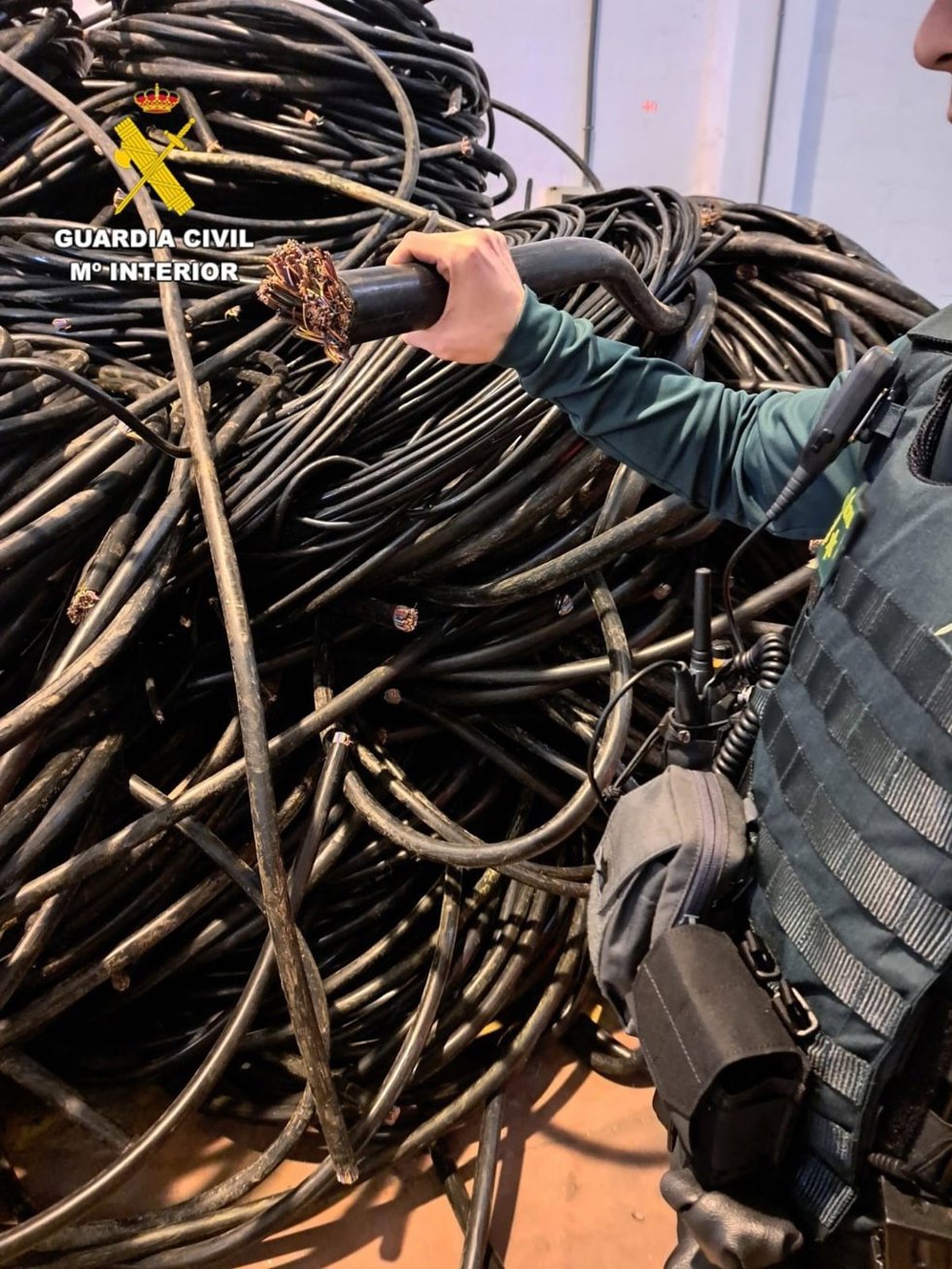 Archivo - Cable de cobre recuperado en una operación de la Guardia Civil en chaterrerías de A Coruña y Asturias