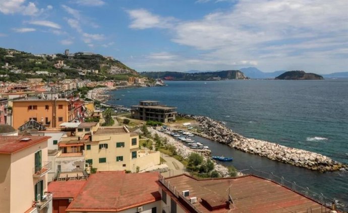 A área vulcânica de Campi Flegrei fica sob a cidade de Pozzuoli, fotografada aqui em 2018. A rápida elevação durante a década de 1980 deixou o porto da cidade raso demais para atracar.