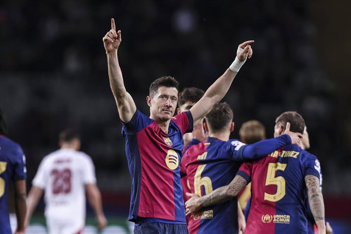 Archivo - Robert Lewandowski of FC Barcelona celebrates a goal during the UEFA Champions League 2024/25 League Phase MD5, match between FC Barcelona and Stade Brestois 29 at Estadi Olimpic Lluis Companys on November 26, 2024 in Barcelona, Spain.