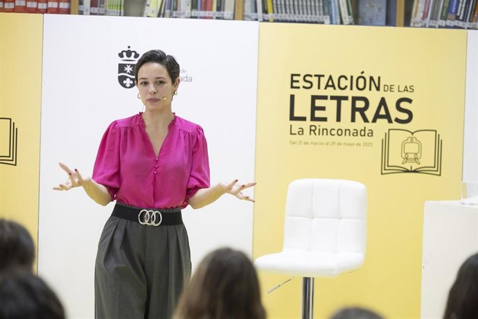 La escritora Irene Reyes-Noguerol presenta su última obra al alumnado del IES Antonio de Ulloa de La Rinconada.