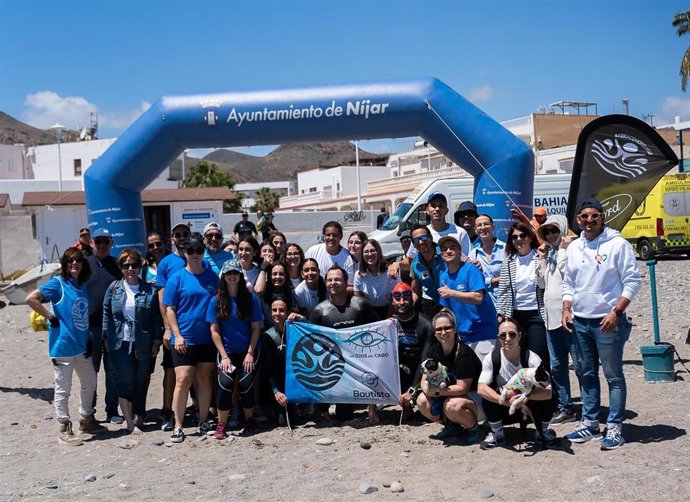 Participantes en la iniciativa ‘Abracemos el Mar’, en la playa de Las Negras, en Níjar (Almería).