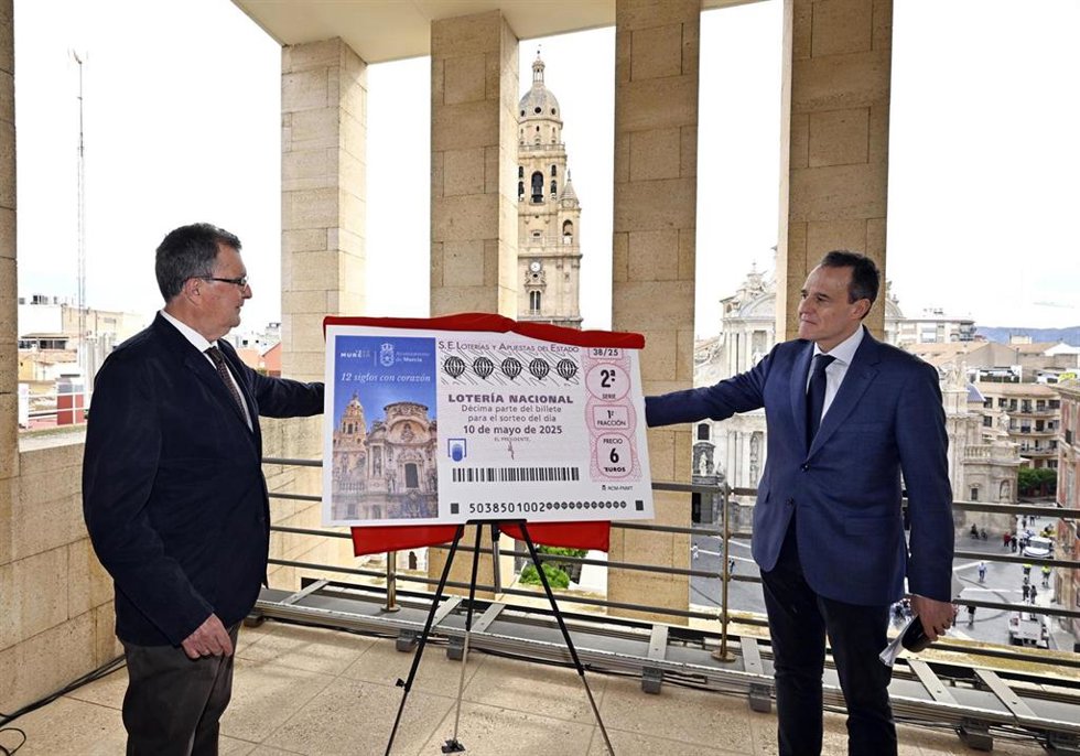 El alcalde, José Ballesta, y el delegado comercial de Loterías y Apuestas del Estado en la Región, José Laorden, presentan el décimo conmemorativo