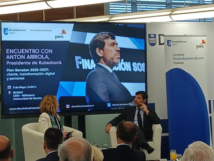 El presidente de Kutxabank, Anton Arriola, en un encuentro en la Universidad de Deusto en Bilbao