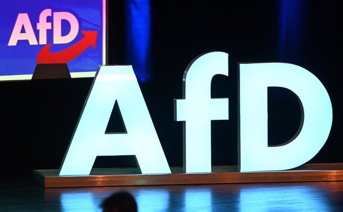 Archivo - Logo del partido ultraderechista Alternativa para Alemania (AfD) durante un acto de campaña en la ciudad de Donauhalle (archivo)
