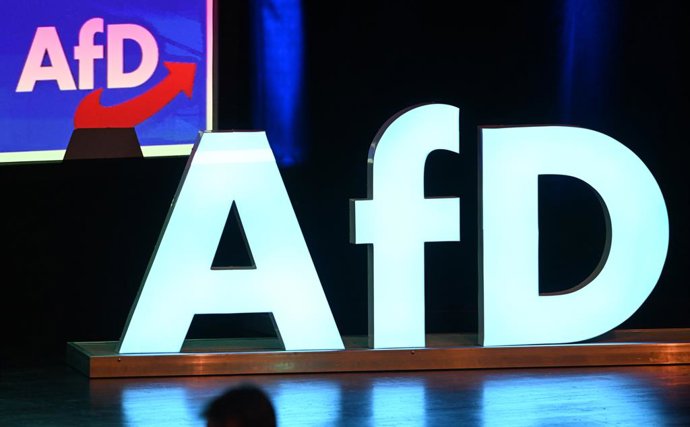 Archivo - Logo del partido ultraderechista Alternativa para Alemania (AfD) durante un acto de campaña en la ciudad de Donauhalle (archivo)