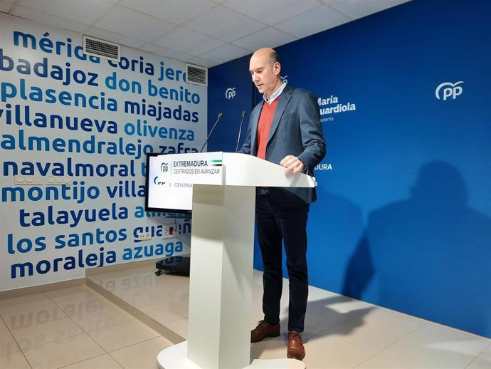 El portavoz del PP de Extremadura, José Ángel Sánchez Juliá, en rueda de prensa
