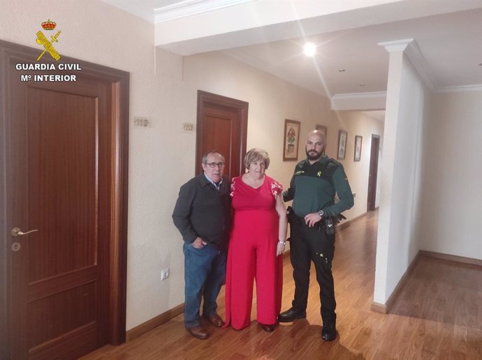 Mujer que fue auxiliada por un Guardia Civil por un atragantamiento junto al agente que le realizó la maniobra de Heimlich.