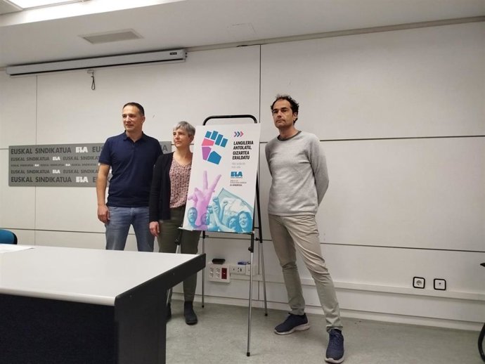 El secretario general de ELA, Mitxel Lakuntza, la secretaria general adjunta, Amaia Muñoa, y el responsable de comunicación, Iván Giménez