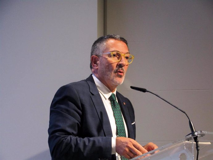 Archivo - El conseller de Empresa y Trabajo de la Generalitat, Miquel Sàmper