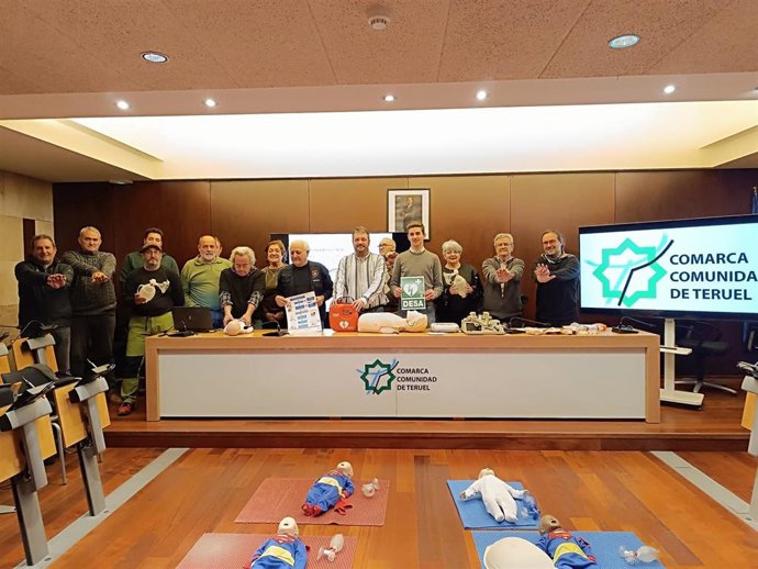 Acto de presentación de los nuevos desfibriladores para trece localidades de la Comarca Comunidad de Teruel.