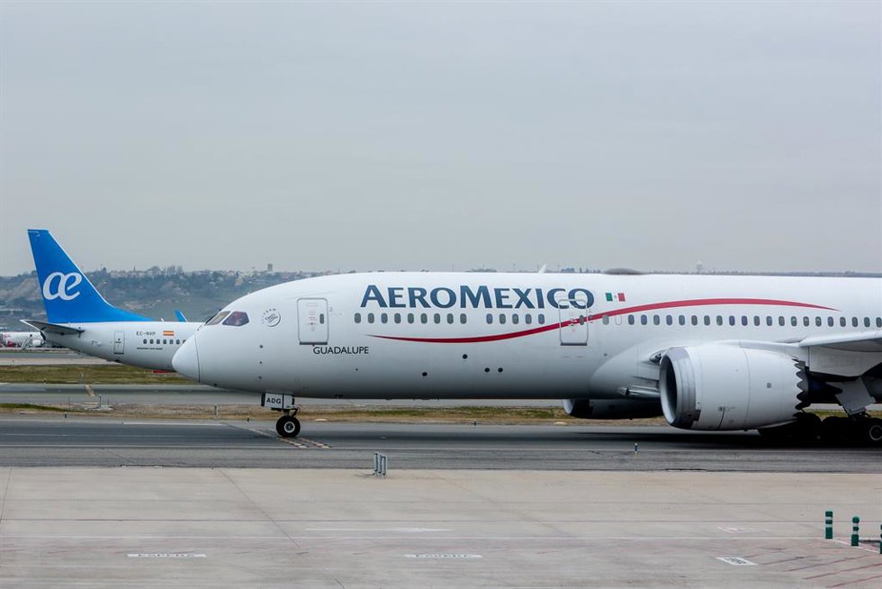 Archivo - Un avión de la aerolínea Aeroméxico en el aeropuerto Adolfo Suárez Madrid-Barajas, a 2 de enero de 2024, en Madrid (España).  