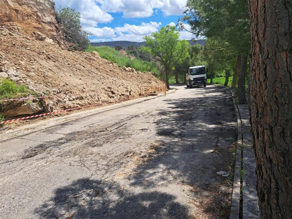 Acceso despejado a la localidad de Auñón tras haber sido afectado por un desprendimiento.