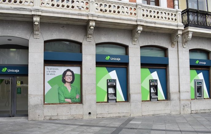 Unicaja "facilita" a sus clientes financiación para el pago de la Renta y anticipos de la devolución.