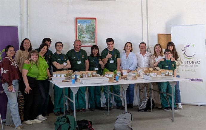 Personas con discapacidad intelectual, usuarias de la Asociación Cordobesa para la Integración de Niñas y Niños Border-Line (Acopinb), realizan prácticas remuneradas en la empresa de semillas ecológicas Cantueso Natural Seeds.