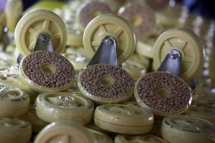 Archivo - Imagen de miles de pastillas de captagon escondidas en ruedas. 