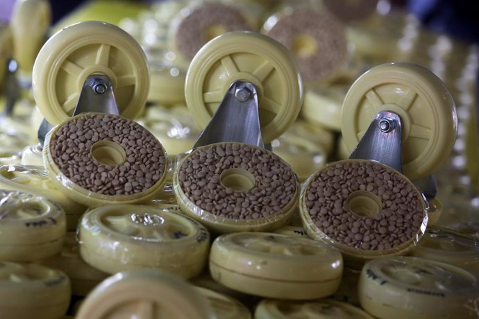 Archivo - Imagen de miles de pastillas de captagon escondidas en ruedas.
