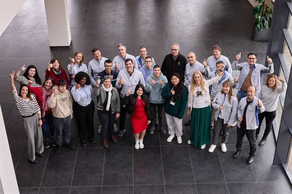 Archivo - Profesorado y alumnos del centro María Ana Sanz y profesionales de Volkswagen Navarra que acogerán a los alumnos, durante una reunión organizativa celebrada en la Volkswagen Academy Navarra.