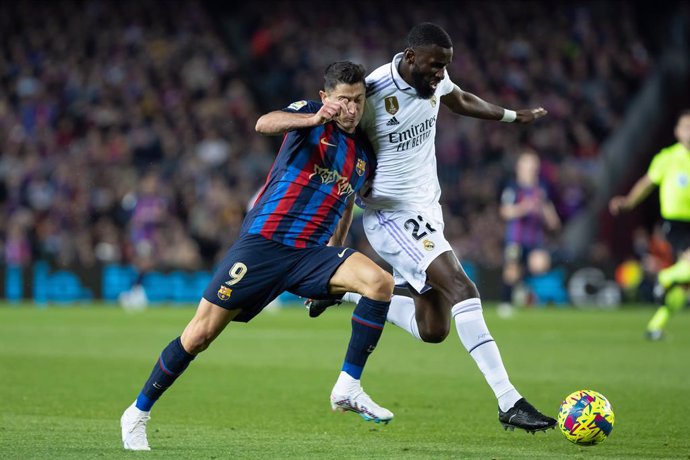 Archivo - 19 March 2023, Spain, Barcelona: Barcelona's Robert Lewandowski and Real Madrid's Antonio Rudiger battle for the ball during the Spanish La Liga soccer match between FC Barcelona and Real Madrid at the Spotify Camp Nou. Photo: Gerard Franco/DAX 