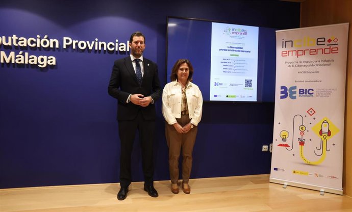 La diputada de Desarrollo Tecnológico, Sagrario Molina, y el delegado de Economía, Hacienda, Fondos Europeos y de Industria, Energía y Minas en Málaga de la Junta de Andalucía, así como presidente de BIC Euronova, Antonio García Acedo.