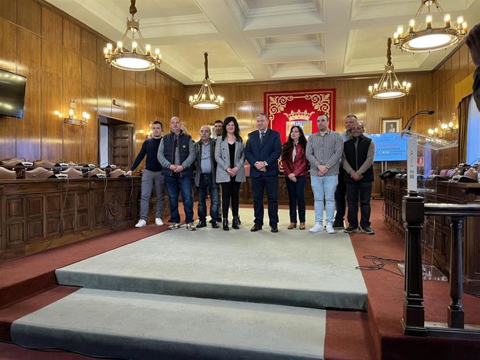 El presidente de la Diputación de Zamora, Javier Faúndez, con los alcaldes de los pueblos en los que se acometerán las obras.