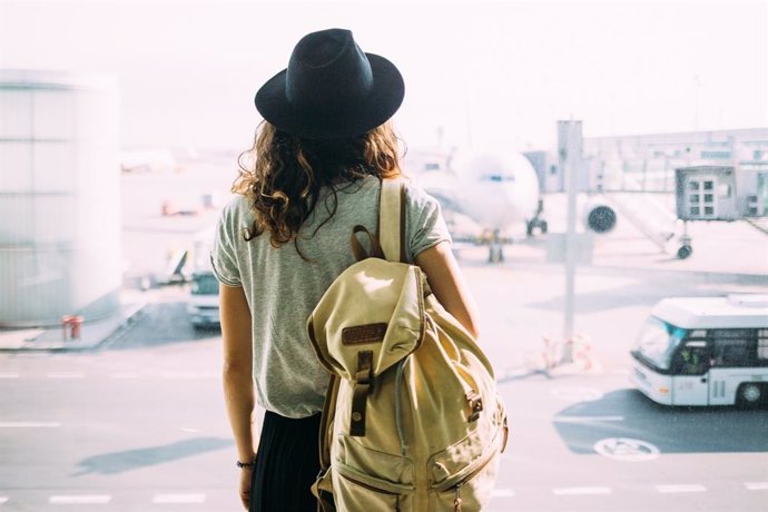 Archivo - Imagen de viajera con mochila.