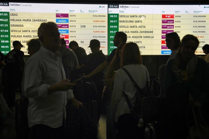 Pantallas de las salidas de trenes en la estación de Atocha-Almudena Grandes, a 5 de mayo de 2025, en Madrid (España)