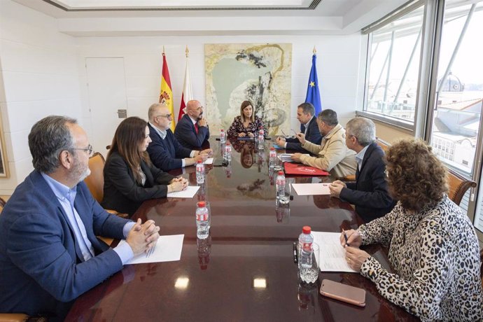 La presidenta de Cantabria, María José Sáenz de Buruaga, preside la reunión de la comisión de seguimiento del pacto con los profesionales médicos