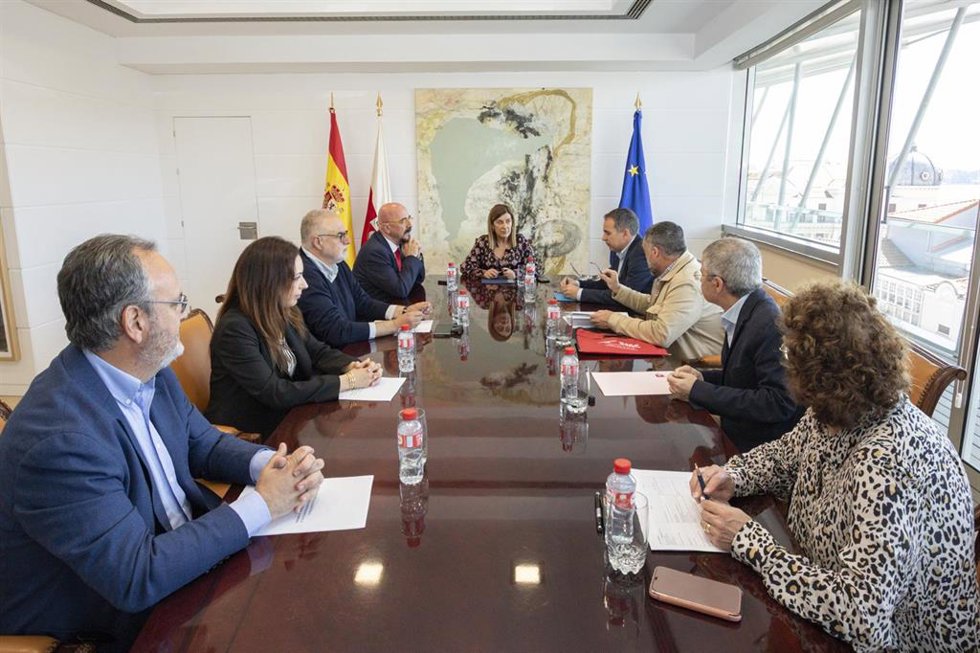 La presidenta de Cantabria, María José Sáenz de Buruaga, preside la reunión de la comisión de seguimiento del pacto con los profesionales médicos