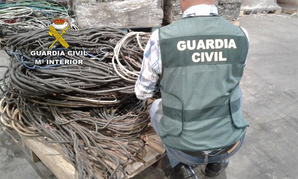 Archivo - Agente de la Guardia Civil en una investigación por el robo de 320 kilos de cobre en la provincia de León