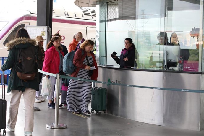 Pasajeros de trenes Renfe efectúan el embarque con regularidad tras el robo de cable de línea efectuado el pasado 4 de mayo, a 5 de mayo de 2025, en Toledo, Castilla-La Mancha (España). Renfe ha aumentado a 30 los trenes afectados con 10.700 viajeros que 
