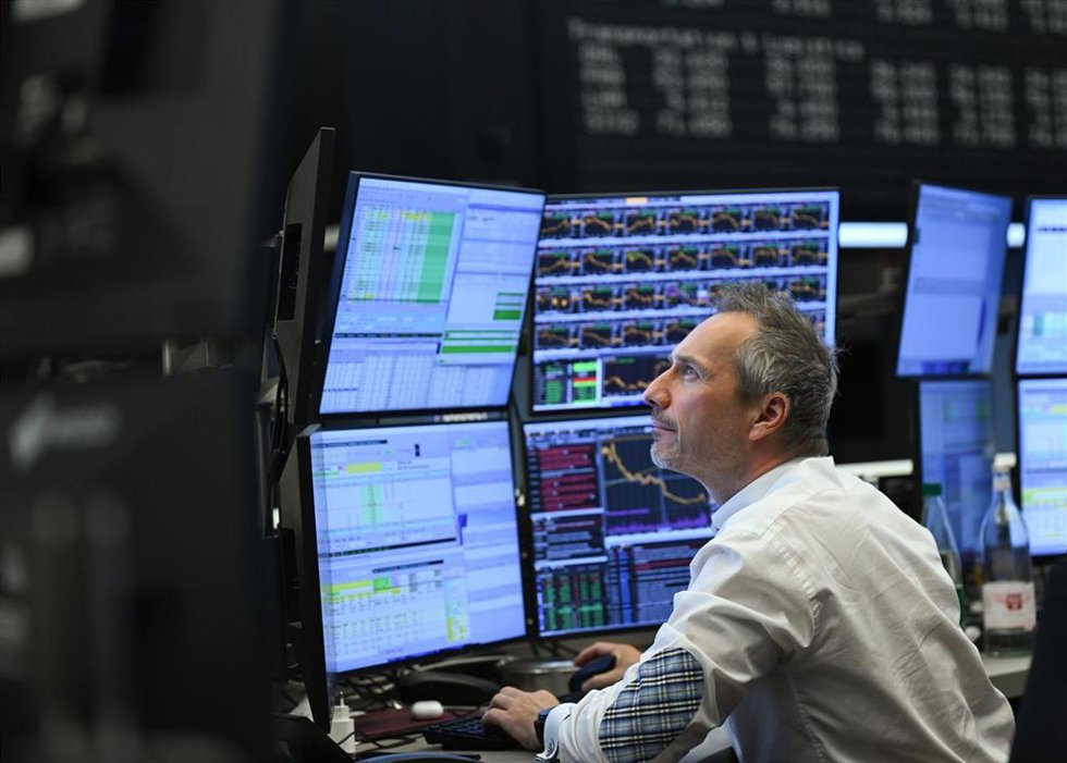 10 April 2025, Hesse, Frankfurt/Main: A trader watches his monitors on the trading floor of the Frankfurt Stock Exchange. In response to the suspension of special US tariffs for numerous countries, the DAX rises by around eight percent at the start of t