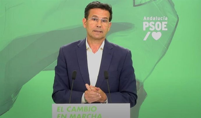 El portavoz del PSOE-A, Francisco Cuenca, en rueda de prensa en la sede del partido en Sevilla.