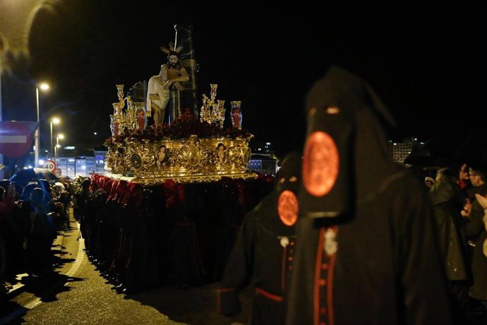 Cofrades portan el paso durante la procesión de ‘La misericordia’, en el Jueves Santo de Viveiro, a 17 de abril de 2025