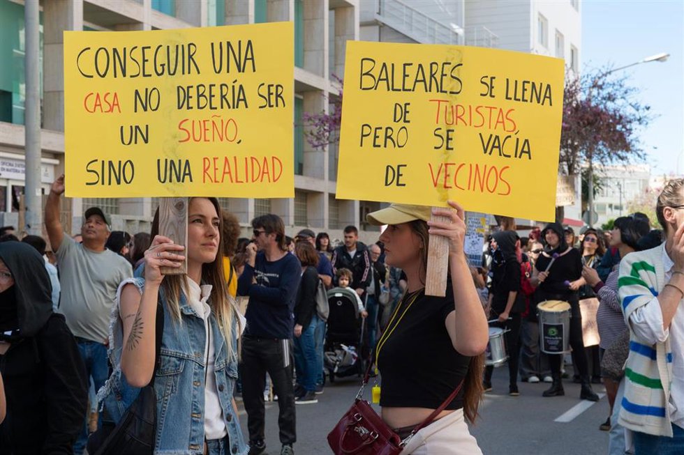 Varias personas durante una manifestación por la vivienda, a 5 de abril de 2025, en Ibiza, Baleares (España). 