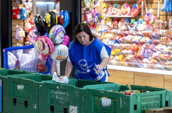 Archivo - Una voluntaria coloca la comida donada durante la ‘Operación Kilo Primavera' organizada por la Federación Española de Banco de Alimentos (FESBAL), en el Hipermercado Carrefour de Alcobendas, a 3 de junio de 2023, en Alcobendas, Madrid (España). 