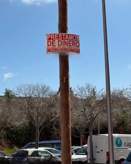 Uno de los carteles por los que se ha sancionado a la empresa, en un poste de la luz en Palma.