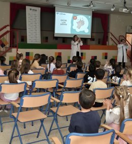 Más de 200 alumnos de entre tres y cinco años, han aprendido la importancia del correcto lavado de manos con el doctor José Enrique Sánchez, jefe del Servicio de Pediatría, y la Yana Iglinska, enfermera de vigilancia de la infección de Xanit Internacional