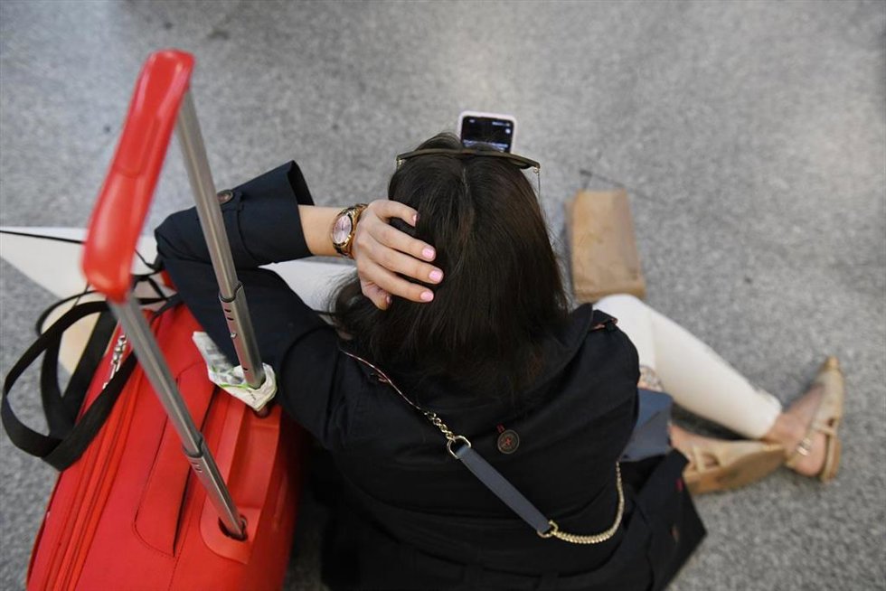 Una mujer sentada en el suelo en la estación de Atocha-Almudena Grandes, a 5 de mayo de 2025