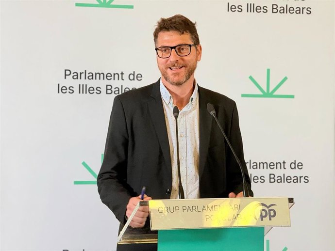 El portavoz del PP en el Parlament, Sebastià Sagreras, en rueda de prensa.