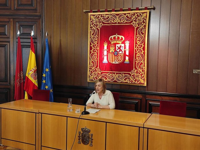 La delegada del Gobierno en Navarra, Alicia Echeverría, en uan rueda de prensa.