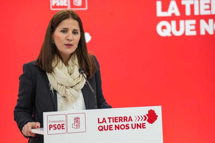 La portavoz del PSOE de Extremadura, Isabel Gil Rosiña, en rueda de prensa