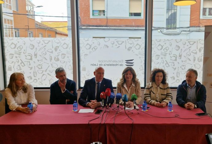 En el centro, la rectora de la ULE, Nuria González y el alcalde de León, José Antonio Diez, en la presentación del Grado en Ciencias Gastronómicas.